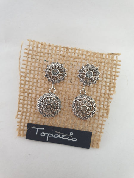 Pendientes Fernandinos de 2 rosetas con piedras preciosas.
