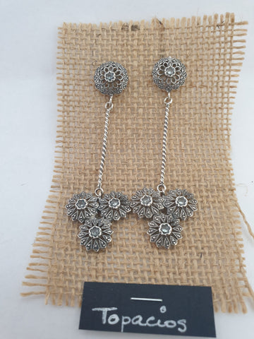 Pendientes Fernandinos barra trenzada y trio de rosetas con piedras preciosas