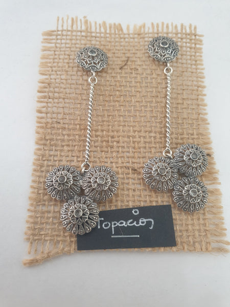 Pendientes Fernandinos barra trenzada y trio de rosetas con piedras preciosas