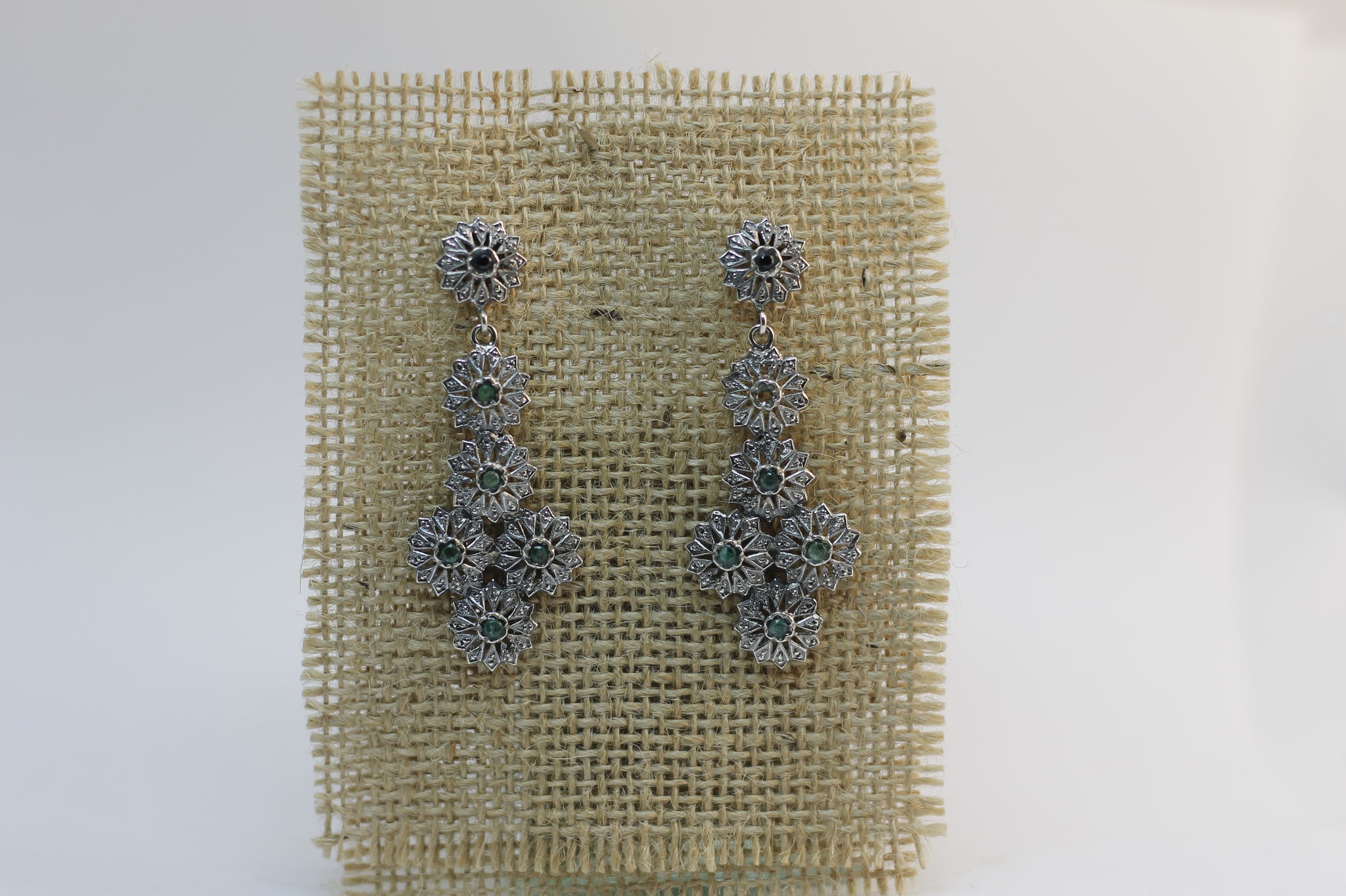 Pendientes Fernandinos múltiples de 6 con Esmeralda natural.