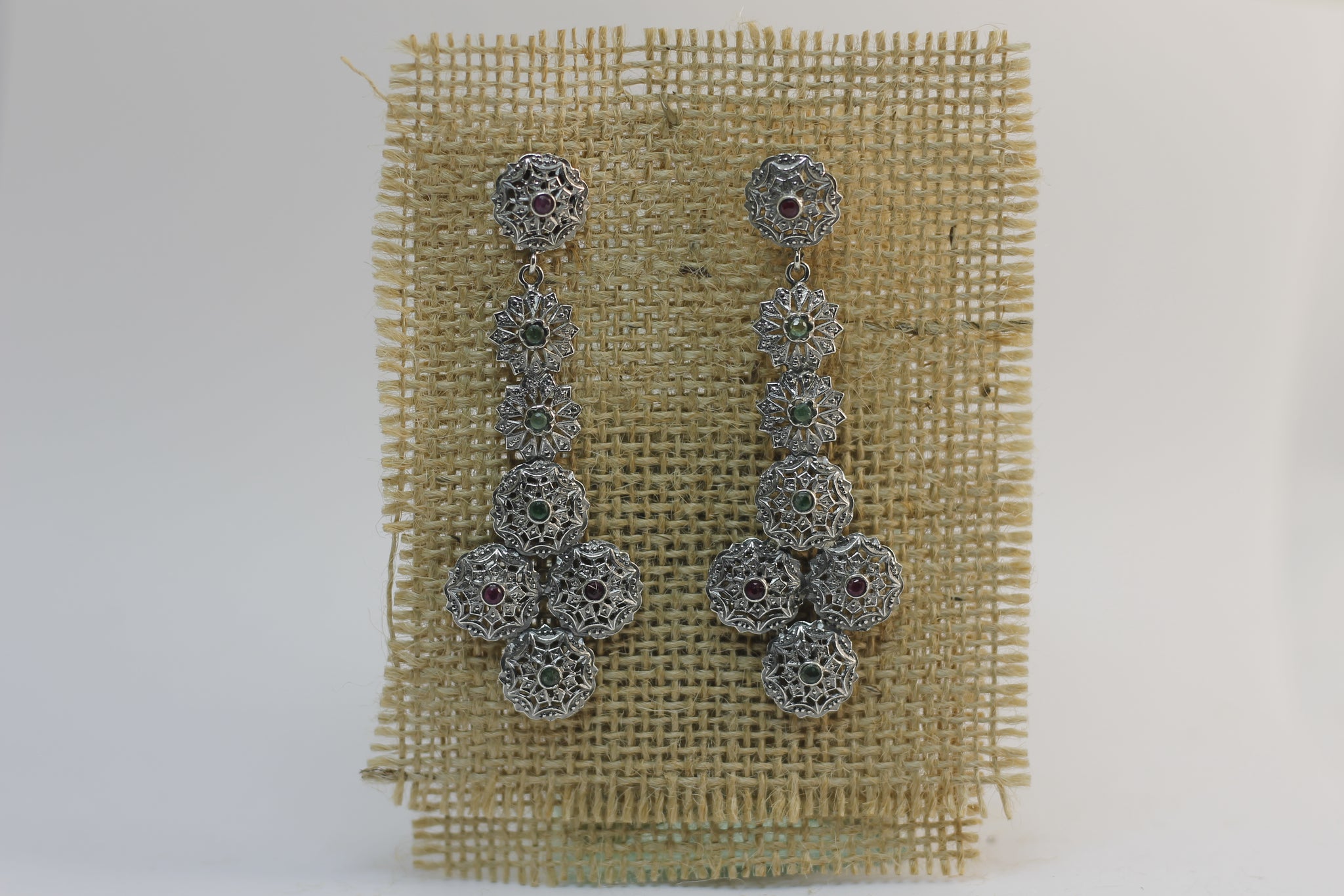 Pendientes Fernandinos múltiples de 7 con piedras preciosas.